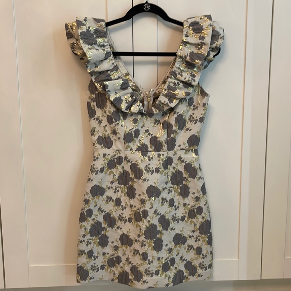 Élégant Gold dress with ruffle detail
